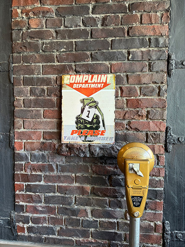 「苦情受け付けセンター　番号札を取ってお待ち下さい」　ジョーク看板　ブリキ看板　手榴弾 ■ アメリカン雑貨 アメリカ雑貨 |  | 02