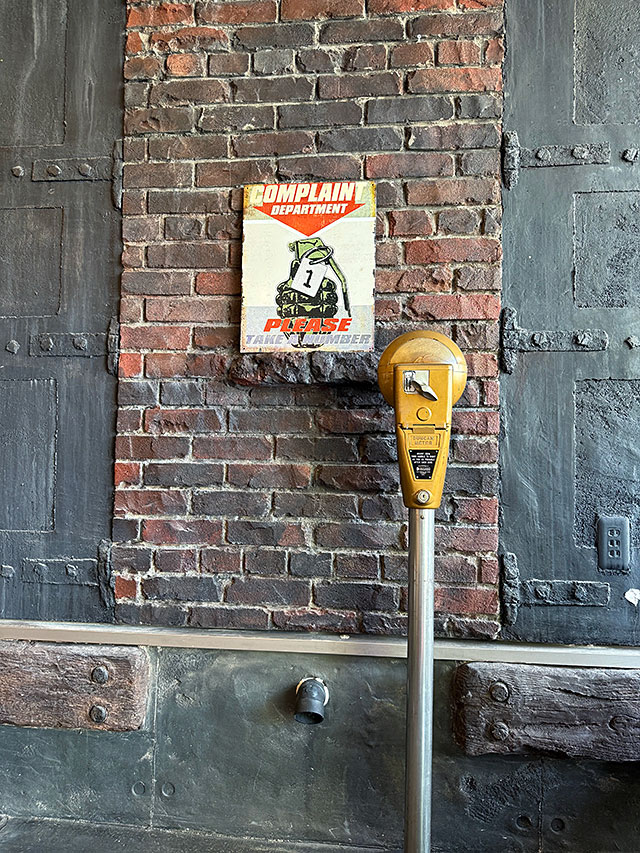 「苦情受け付けセンター　番号札を取ってお待ち下さい」　ジョーク看板　ブリキ看板　手榴弾 ■ アメリカン雑貨 アメリカ雑貨 |  | 03