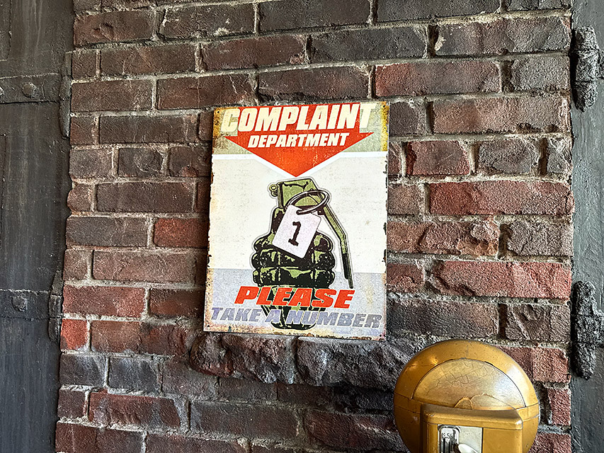 「苦情受け付けセンター　番号札を取ってお待ち下さい」　ジョーク看板　ブリキ看板　手榴弾 ■ アメリカン雑貨 アメリカ雑貨 |  | 04