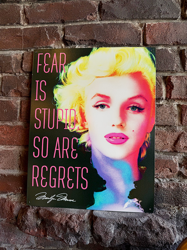 マリリン・モンロー　ブリキ看板　（FEAR IS STUPID, SO ARE REGRETS） ■ アメリカン雑貨 アメリカ雑貨 | 