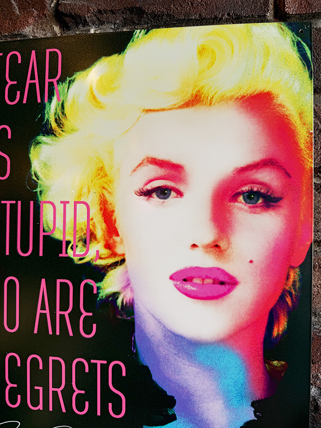 マリリン・モンロー　ブリキ看板　（FEAR IS STUPID, SO ARE REGRETS） ■ アメリカン雑貨 アメリカ雑貨 |  | 01