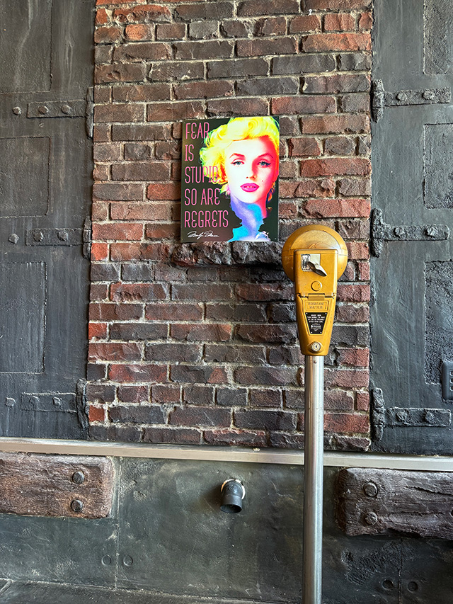 マリリン・モンロー　ブリキ看板　（FEAR IS STUPID, SO ARE REGRETS） ■ アメリカン雑貨 アメリカ雑貨 |  | 03