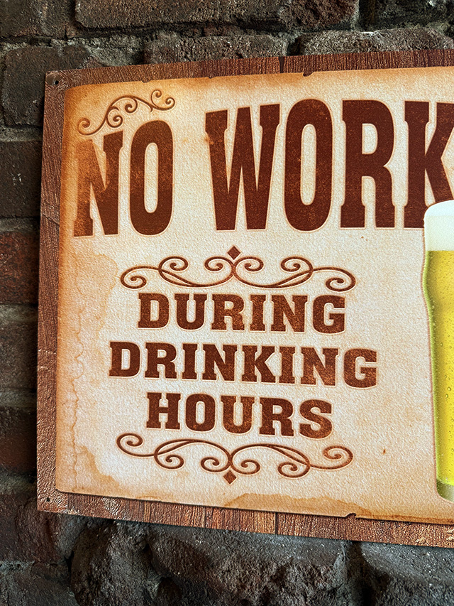 「飲む時間に働くな」　ビールを飲もうのブリキ看板　ジョーク看板 ■ アメリカン雑貨 アメリカ雑貨 |  | 01