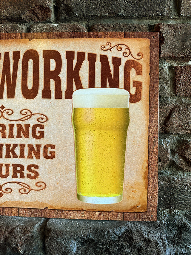 「飲む時間に働くな」　ビールを飲もうのブリキ看板　ジョーク看板 ■ アメリカン雑貨 アメリカ雑貨 |  | 02