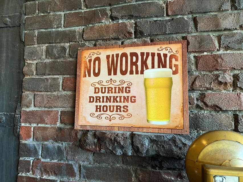「飲む時間に働くな」　ビールを飲もうのブリキ看板　ジョーク看板 ■ アメリカン雑貨 アメリカ雑貨 |  | 05