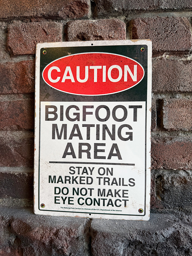 注意！　ビッグフット交尾エリア　警告看板　ブリキ看板　ジョーク看板 ■ アメリカン雑貨 アメリカ雑貨 | 