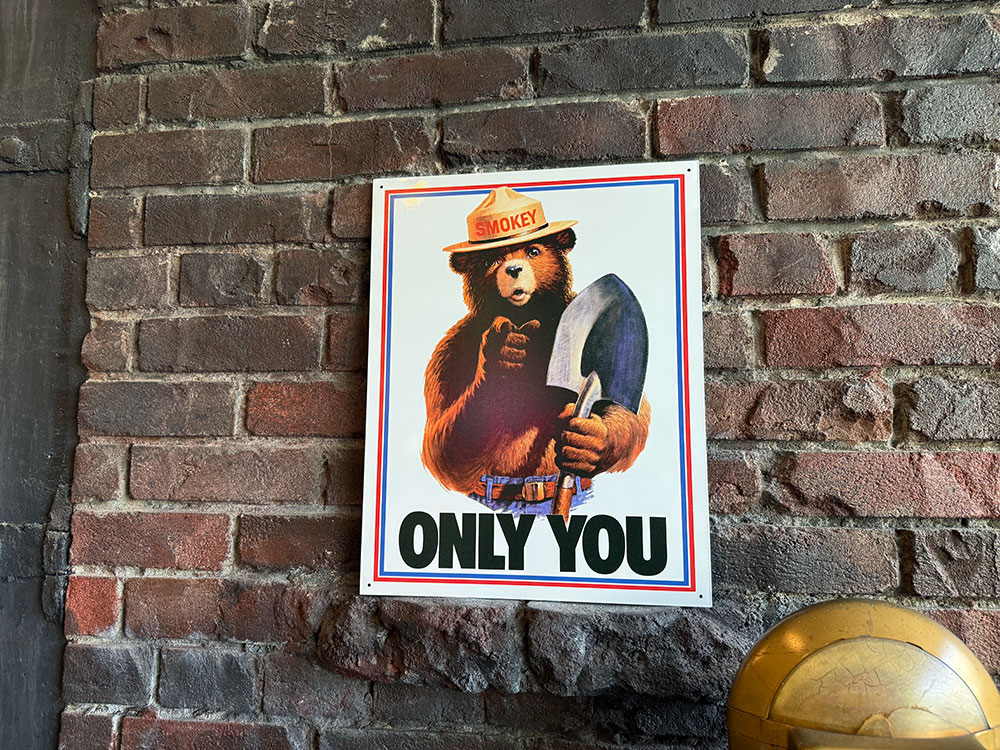 スモーキーベアー　ブリキ看板　（ ONLY YOU）　■ アメリカ雑貨 アメリカン雑貨 |  | 04