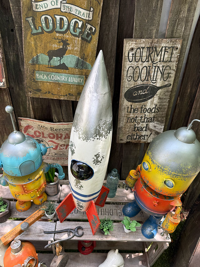 ジャンクヤード ブリキ レトロロケット ガーデンオブジェ ソーラー