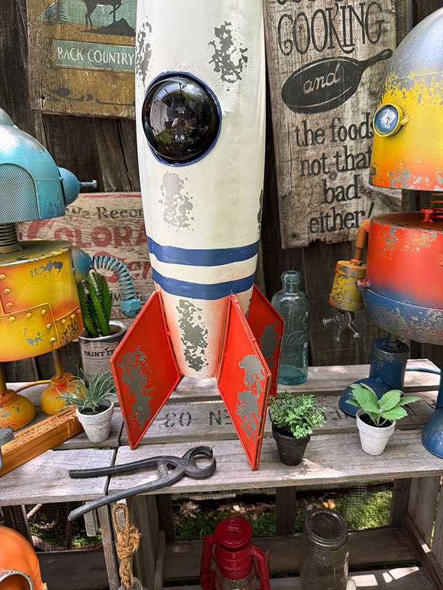 ジャンクヤード ブリキ レトロロケット ガーデンオブジェ ソーラー