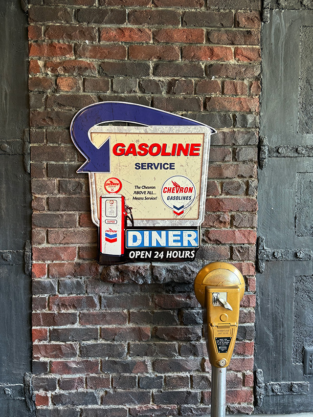 シェブロン　ロードサイドダイナー　エンボスティンサイン　ブリキ看板 ■ アメリカン雑貨 アメリカ雑貨 |  | 03