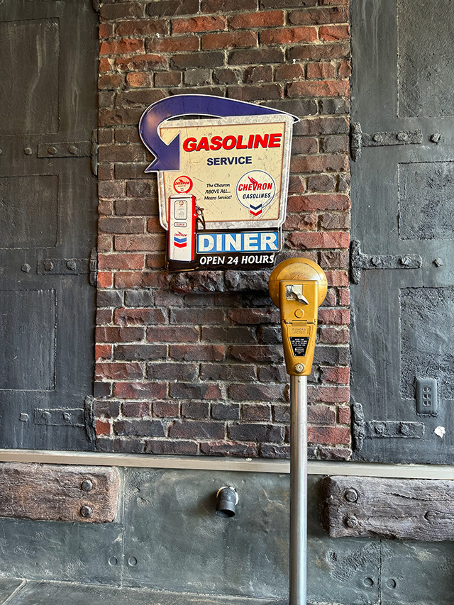 シェブロン　ロードサイドダイナー　エンボスティンサイン　ブリキ看板 ■ アメリカン雑貨 アメリカ雑貨 |  | 04