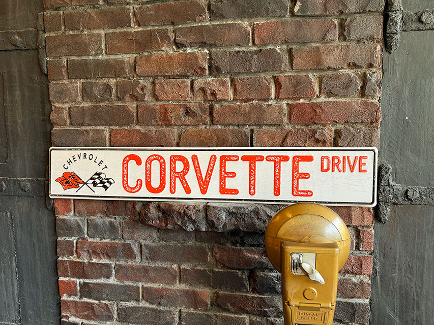 シボレー　コルベット　ドライブ　ストリートサイン　（CORVETTE DRIVE）　エンボス　ティンサイン　ブリキ看板 | 