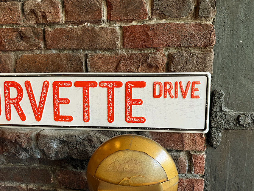 シボレー　コルベット　ドライブ　ストリートサイン　（CORVETTE DRIVE）　エンボス　ティンサイン　ブリキ看板 |  | 02