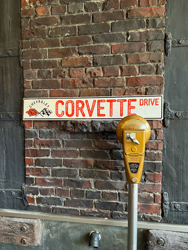 シボレー　コルベット　ドライブ　ストリートサイン　（CORVETTE DRIVE）　エンボス　ティンサイン　ブリキ看板 |  | 03