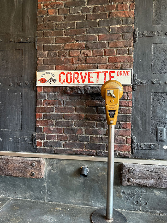シボレー　コルベット　ドライブ　ストリートサイン　（CORVETTE DRIVE）　エンボス　ティンサイン　ブリキ看板 |  | 04
