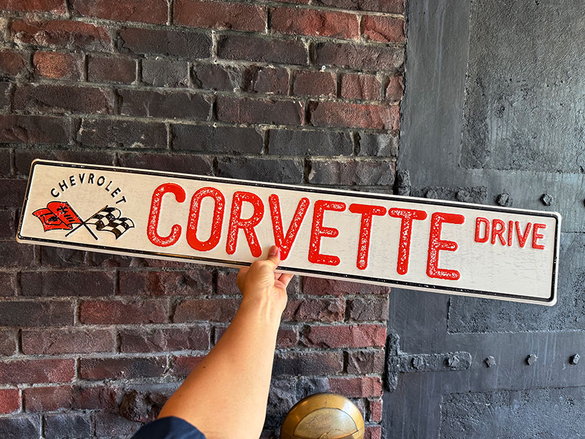 シボレー　コルベット　ドライブ　ストリートサイン　（CORVETTE DRIVE）　エンボス　ティンサイン　ブリキ看板 |  | 05