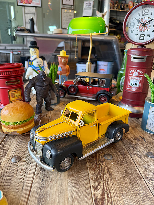 昔のピックアップトラック ブリキオブジェ Mサイズ （イエロー