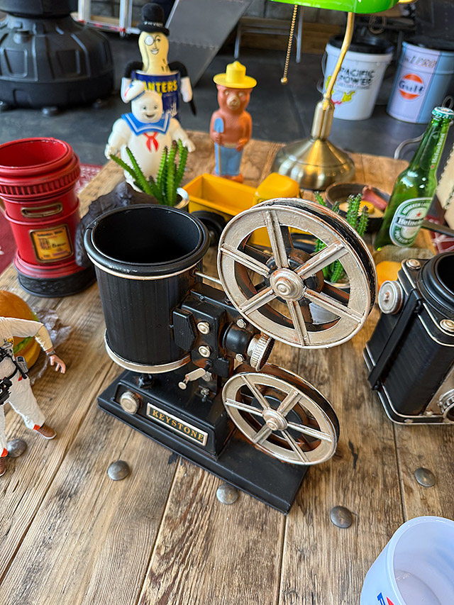 映画の映写機　フラワーポット　ブリキオブジェ ■ アメリカン雑貨 アメリカ雑貨 |  | 01