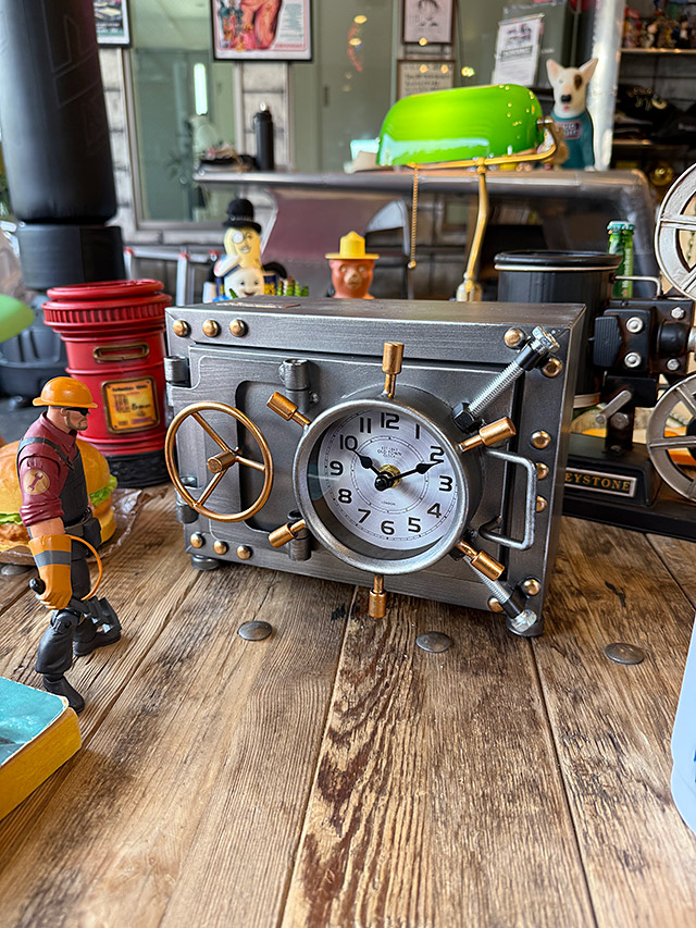 銀行の金庫みたいな　デスククロック　シークレットボックス　置き時計 ■ アメリカン雑貨 アメリカ雑貨 | 