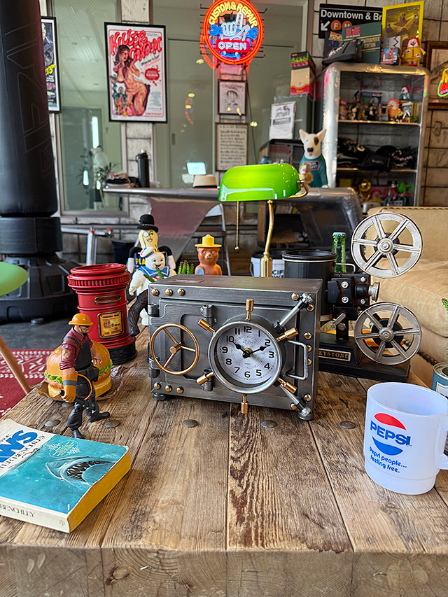 銀行の金庫みたいな　デスククロック　シークレットボックス　置き時計 ■ アメリカン雑貨 アメリカ雑貨 |  | 05