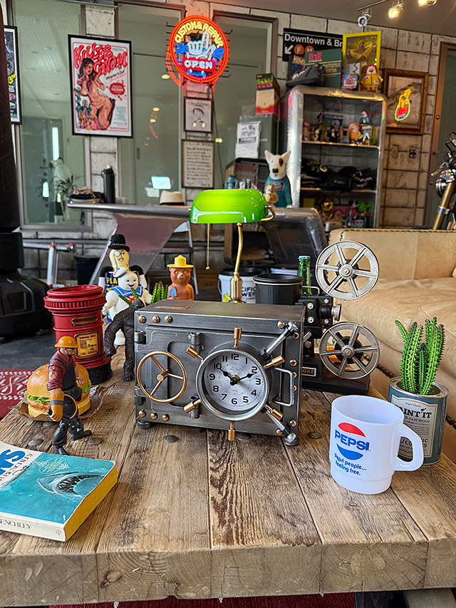 銀行の金庫みたいな　デスククロック　シークレットボックス　置き時計 ■ アメリカン雑貨 アメリカ雑貨 |  | 07