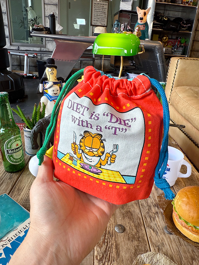 ガーフィールド　巾着袋　（レッド×ブルー）　キンチャク袋 ■ アメリカン雑貨 アメリカ雑貨 | 