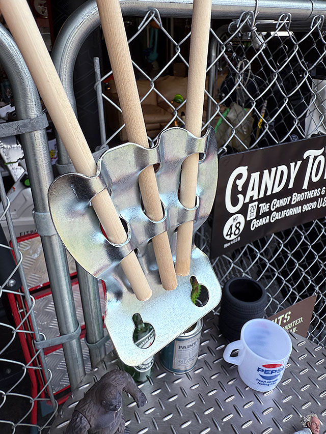 フラッグを3本立てる金具　スティックフラッグ　三連　ウォールマウント　※フラッグは別売 ■ アメリカン雑貨 アメリカ雑貨 |  | 01