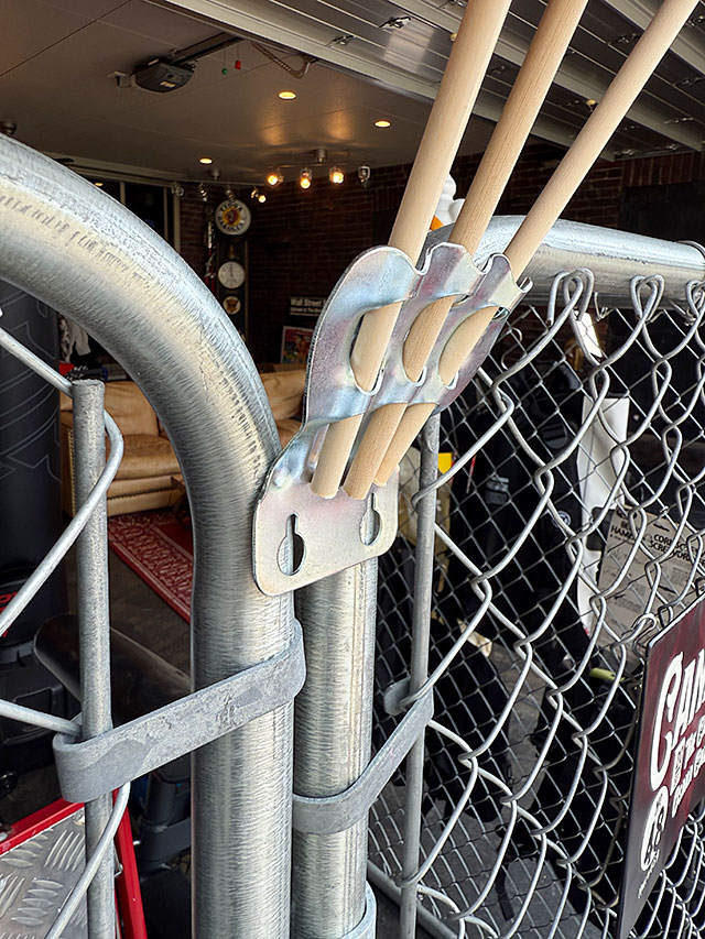 フラッグを3本立てる金具　スティックフラッグ　三連　ウォールマウント　※フラッグは別売 ■ アメリカン雑貨 アメリカ雑貨 |  | 02