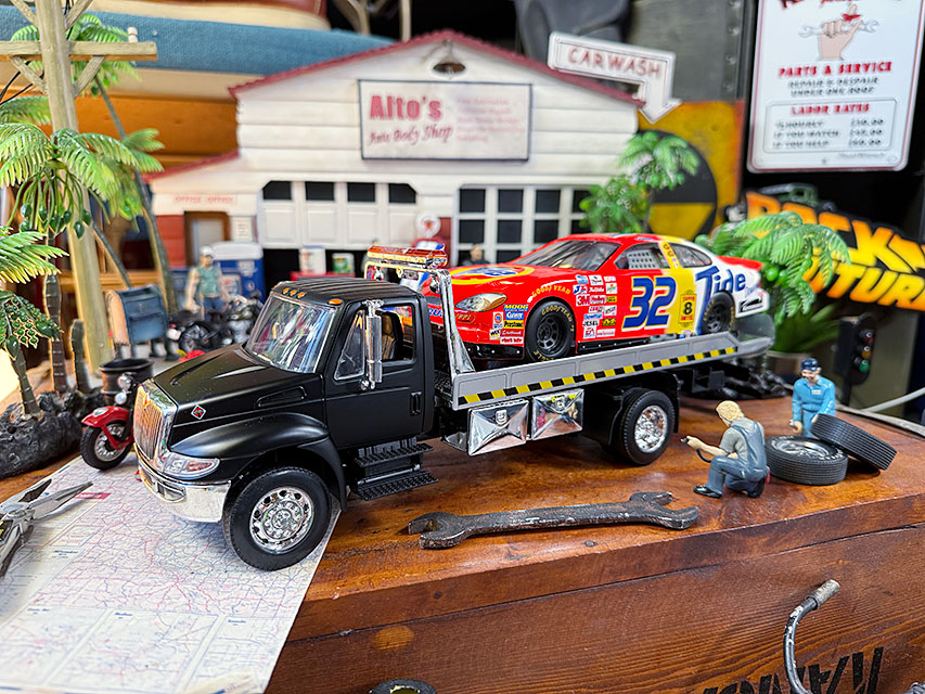 Jada　インターナショナル　デュラスター4400　フラットベッド　ダイキャストミニカー　1/24　(ブラック)　積載トラック　キャリアカー | 