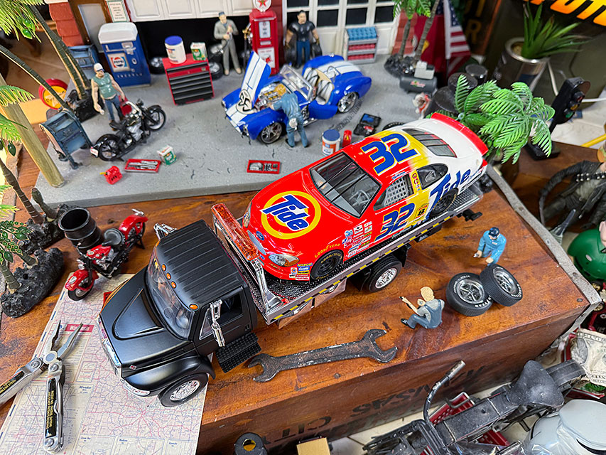 Jada　インターナショナル　デュラスター4400　フラットベッド　ダイキャストミニカー　1/24　(ブラック)　積載トラック　キャリアカー |  | 01