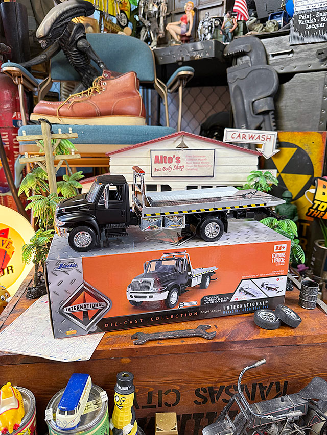 Jada　インターナショナル　デュラスター4400　フラットベッド　ダイキャストミニカー　1/24　(ブラック)　積載トラック　キャリアカー |  | 15