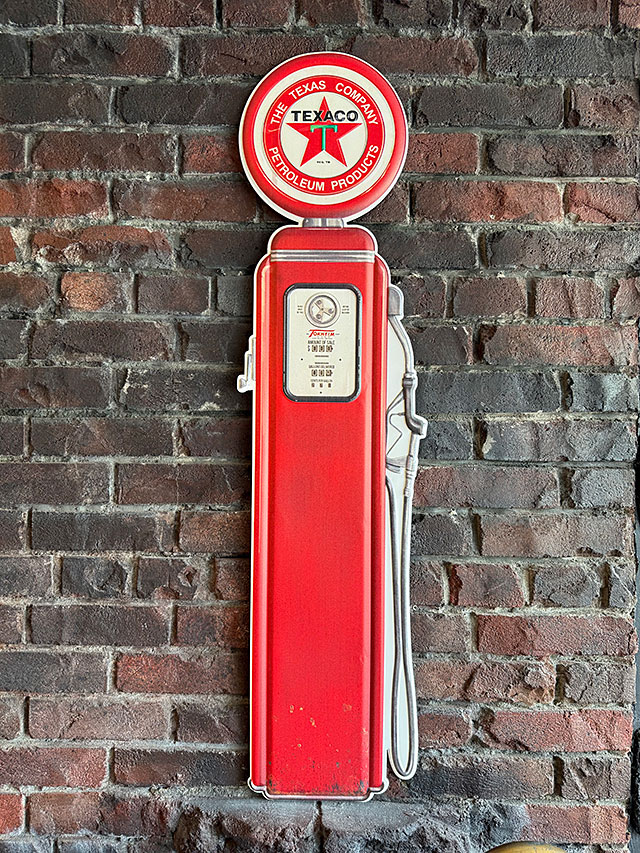 ビッグサイズ看板　104cm　テキサコ　ガスポンプ型　エンボスティンサイン　ブリキ看板　（TEXACO）　■ アメリカ雑貨 アメリカン雑貨 | 
