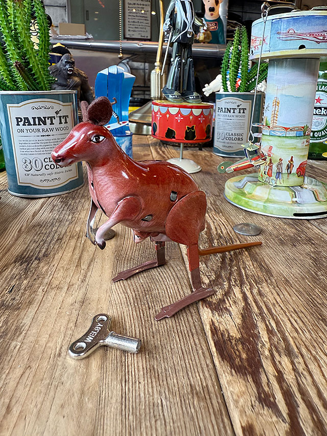 懐かしのブリキのおもちゃ ぴょんぴょん カンガルー ゼンマイ式
