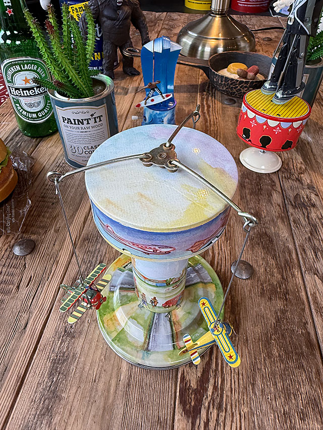 懐かしのブリキのおもちゃ　遊園地の飛行機の乗り物　エアポート　カルーセル ■ アメリカン雑貨 アメリカ雑貨 |  | 01