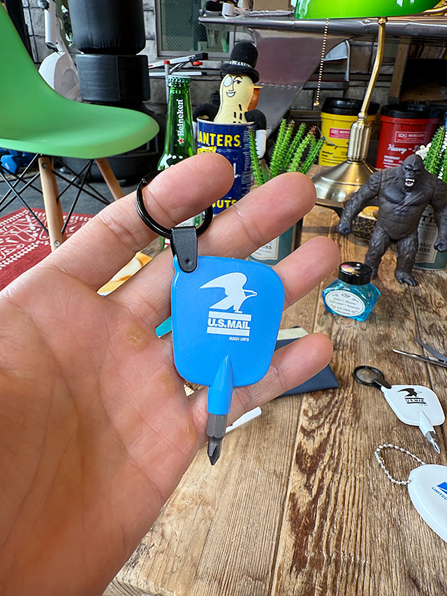 USPS　スクリュードライバー　キーホルダー　（ブルー）　MADE IN U.S.A. ■ アメリカ雑貨 アメリカン雑貨 |  | 03