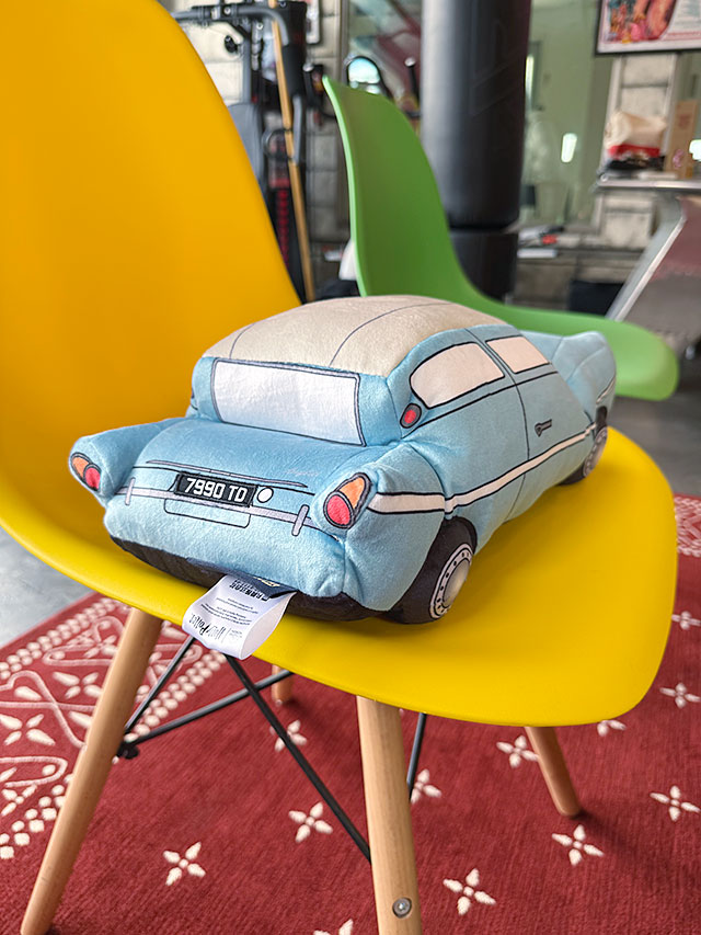 ハリーポッター 空飛ぶ車 ダイカット クッション □ アメリカン雑貨