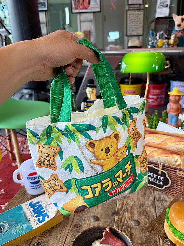 駄菓子屋シリーズ　お菓子パッケージ　ランチバッグ　（コアラのマーチ）　オフィシャルグッズ　昭和レトロ　ミニトートバッグ | 