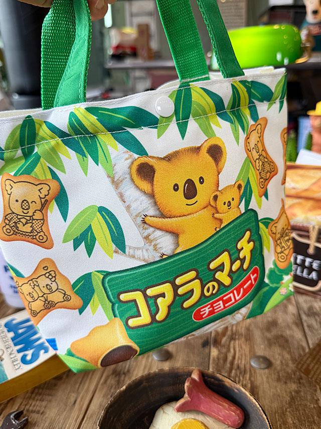 駄菓子屋シリーズ　お菓子パッケージ　ランチバッグ　（コアラのマーチ）　オフィシャルグッズ　昭和レトロ　ミニトートバッグ |  | 01