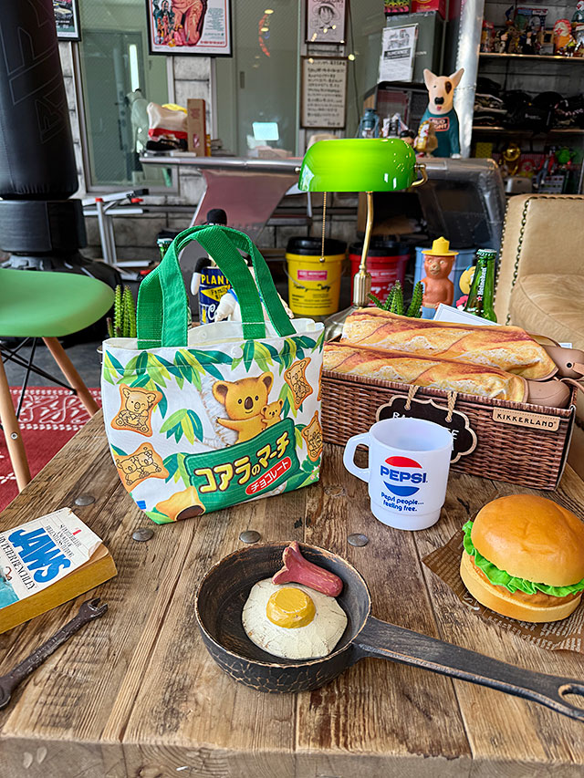 駄菓子屋シリーズ　お菓子パッケージ　ランチバッグ　（コアラのマーチ）　オフィシャルグッズ　昭和レトロ　ミニトートバッグ |  | 04