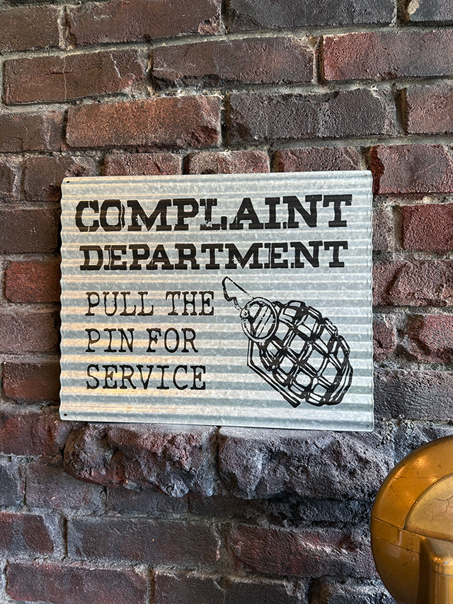 「苦情受け付けセンター　番号札を取ってお待ち下さい」　ジョーク看板　波板サイン　ブリキ看板　手榴弾 | 