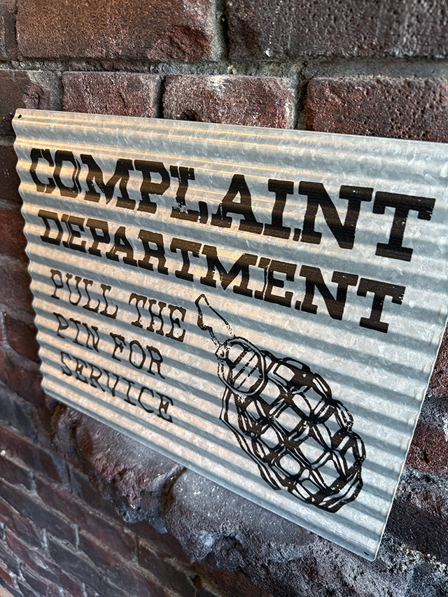 「苦情受け付けセンター　番号札を取ってお待ち下さい」　ジョーク看板　波板サイン　ブリキ看板　手榴弾 |  | 01