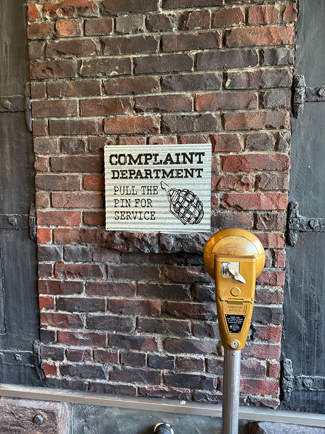 「苦情受け付けセンター　番号札を取ってお待ち下さい」　ジョーク看板　波板サイン　ブリキ看板　手榴弾 |  | 02