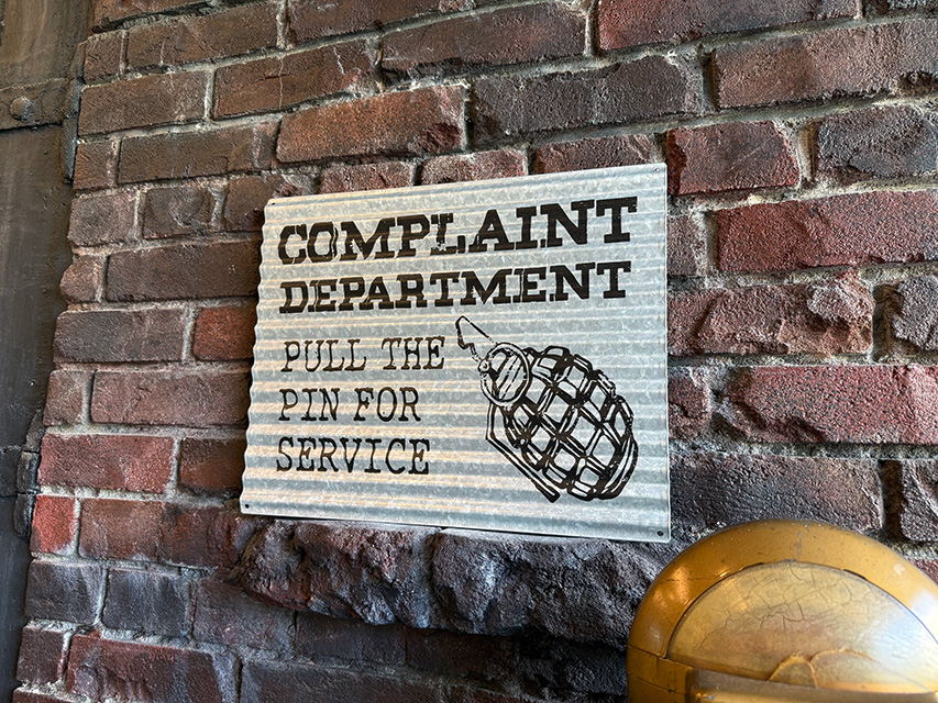 「苦情受け付けセンター　番号札を取ってお待ち下さい」　ジョーク看板　波板サイン　ブリキ看板　手榴弾 |  | 03