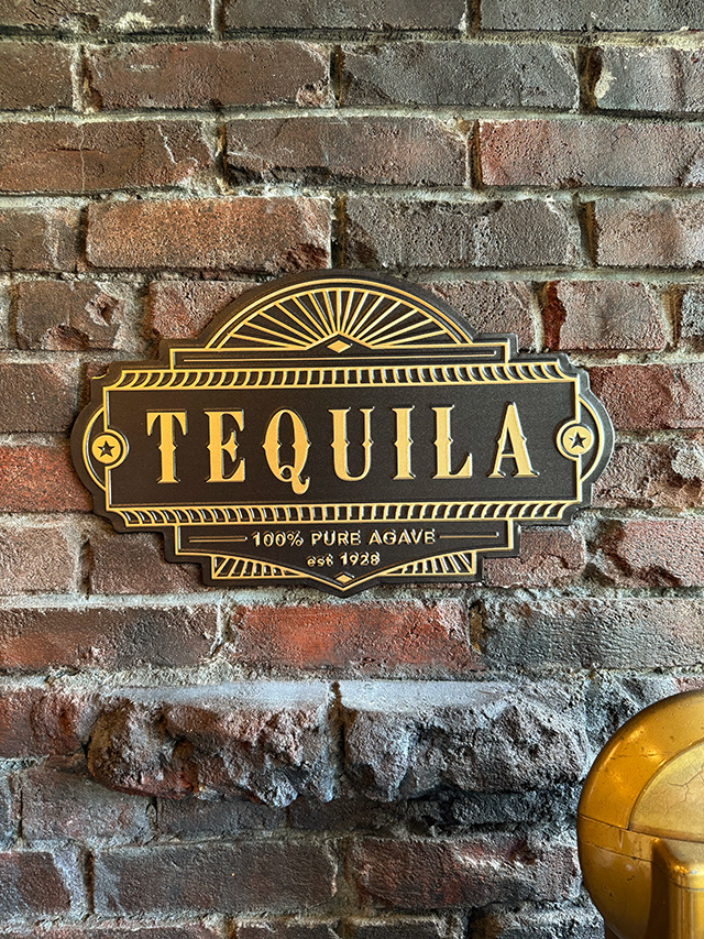 古い建物の看板みたいなお酒の看板　（テキーラ）　エンボスティン　ティンサイン　ブリキ看板 ■ アメリカン雑貨 アメリカ雑貨 | 