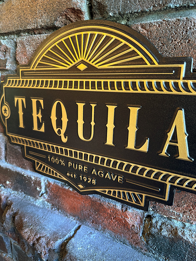 古い建物の看板みたいなお酒の看板　（テキーラ）　エンボスティン　ティンサイン　ブリキ看板 ■ アメリカン雑貨 アメリカ雑貨 |  | 01