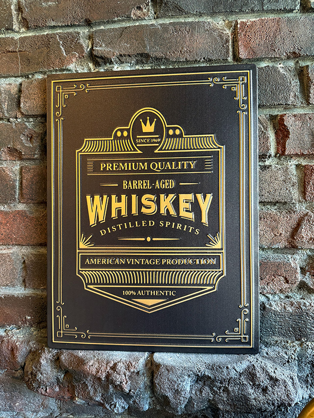 古い建物の看板みたいなお酒の看板　（ウイスキー）　エンボスティン　ティンサイン　ブリキ看板 ■ アメリカン雑貨 アメリカ雑貨 | 