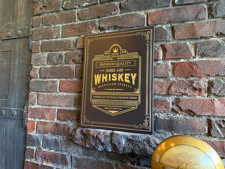 古い建物の看板みたいなお酒の看板　（ウイスキー）　エンボスティン　ティンサイン　ブリキ看板 ■ アメリカン雑貨 アメリカ雑貨 |  | 03
