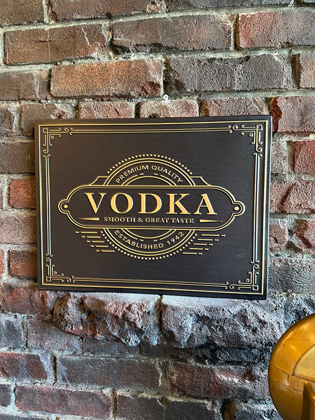 古い建物の看板みたいなお酒の看板　（ウォッカ）　エンボスティン　ティンサイン　ブリキ看板 ■ アメリカン雑貨 アメリカ雑貨 | 