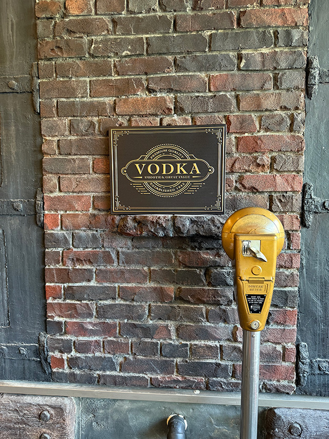 古い建物の看板みたいなお酒の看板　（ウォッカ）　エンボスティン　ティンサイン　ブリキ看板 ■ アメリカン雑貨 アメリカ雑貨 |  | 02