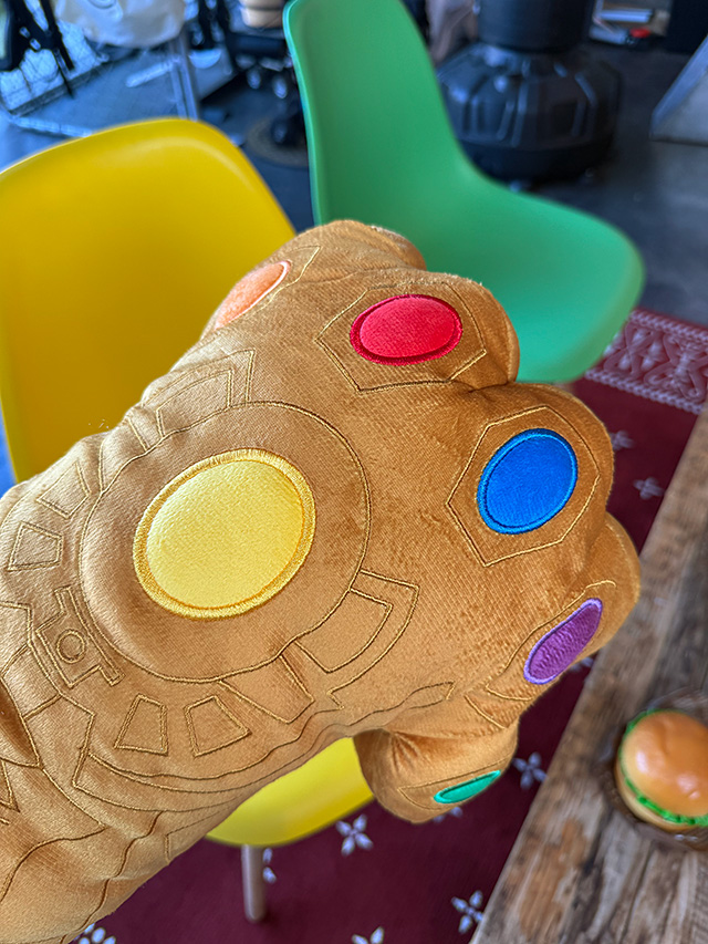 マーベル　アベンジャーズ　エンドゲーム　サノス　インフィニティガントレット　クッション ■ アメリカン雑貨 アメリカ雑貨 爆買 |  | 01